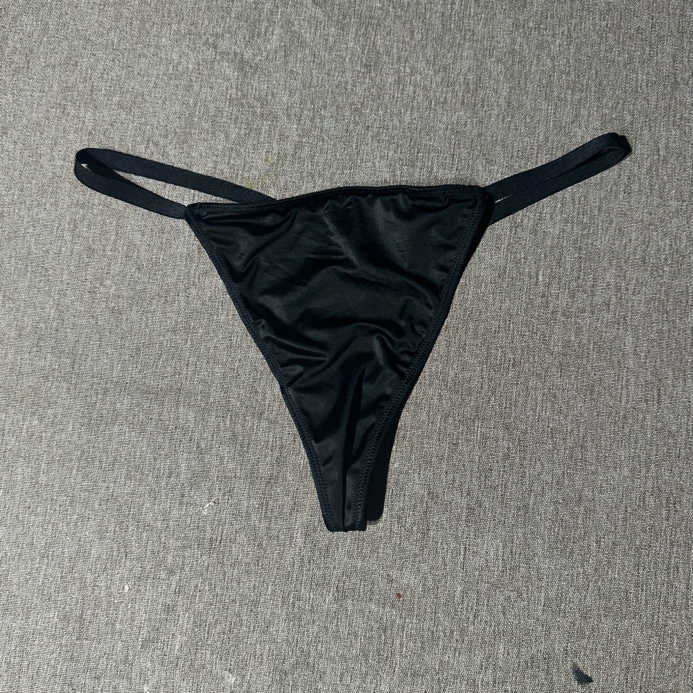 NWOT  Victoria’s Secret black V string bikini size large